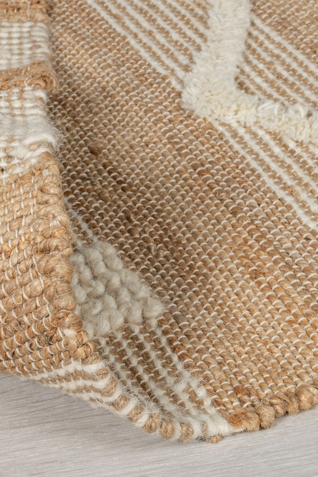 tapis medina en jute ivoire replié#couleur_beige