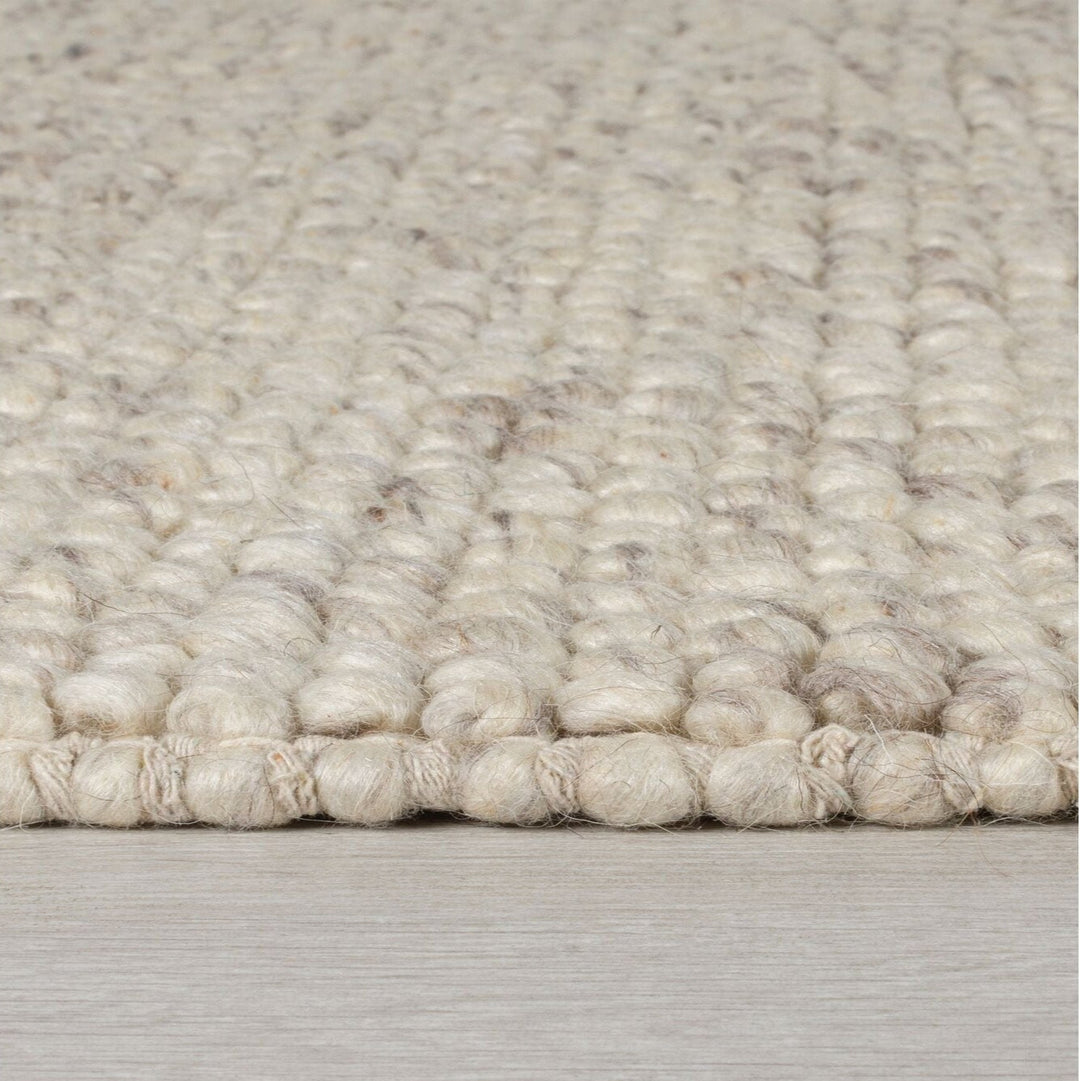 tapis laine bouclée beige dans un salon scandinave#couleur_beige