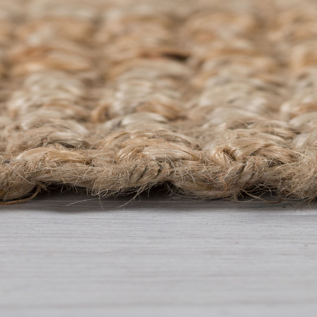 Zoom sur la matière du tapis en jute naturel Flair Rugs montrant le détail du produit et sa qualité