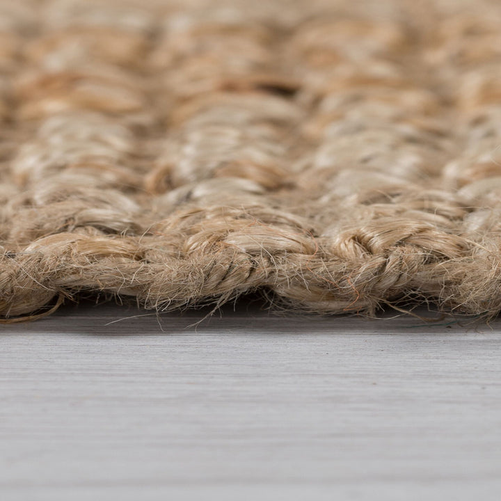 Zoom sur la matière du tapis en jute naturel Flair Rugs montrant le détail du produit et sa qualité