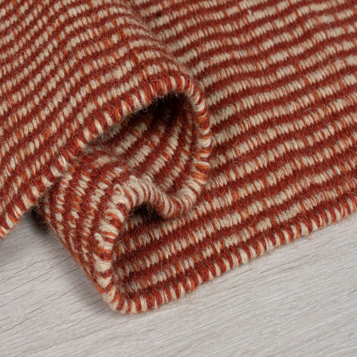 zoom sur le tapis en laine rouge